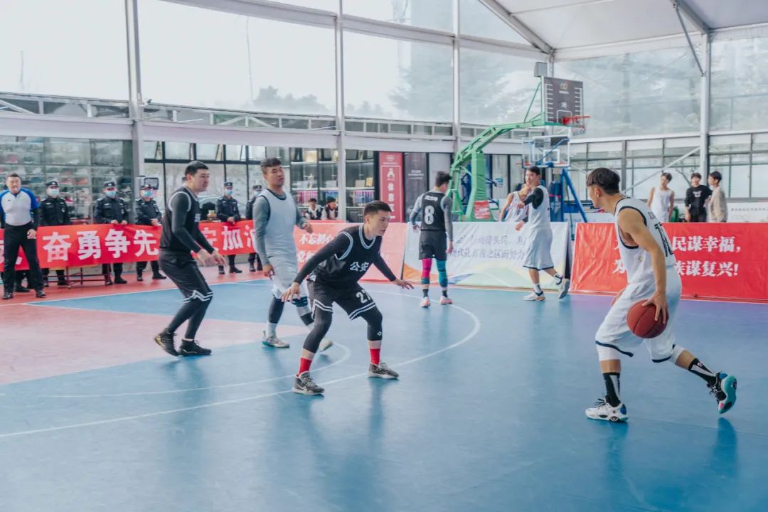 包含球场如战场，各队手足战罢，斗志昂扬的词条