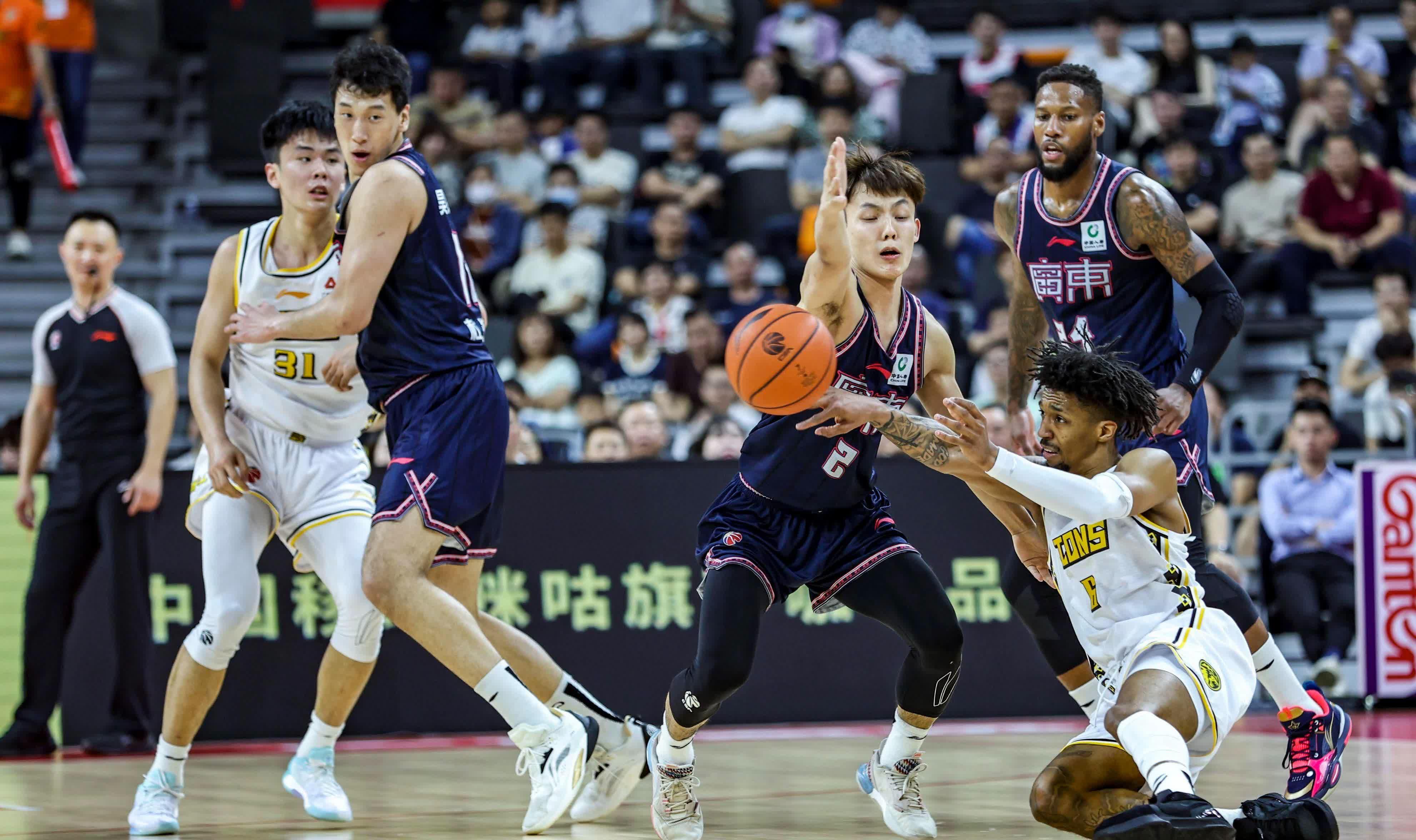 客场大胜，球队取得重要胜利的简单介绍