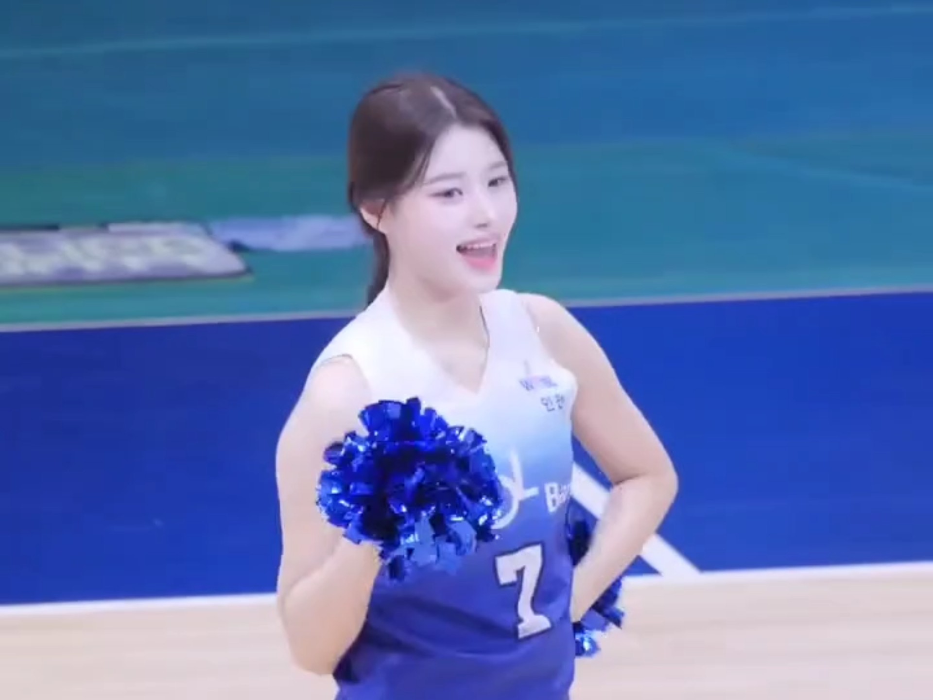 包含韩国篮球联赛日常啦啦队表演，蓝裙啦啦操燃爆全场的词条